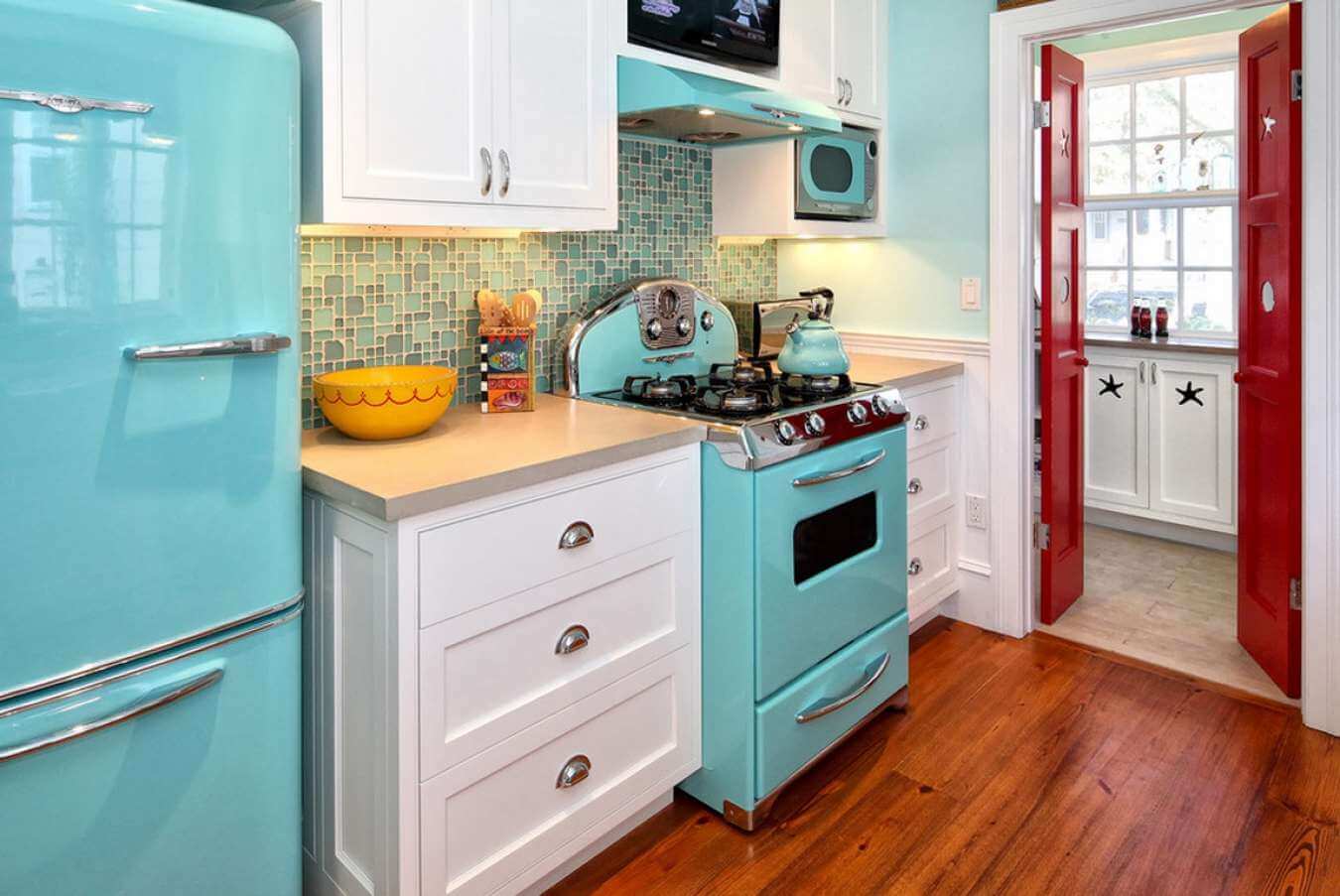Дизайн интерьера маленькой кухни в стиле ретро  