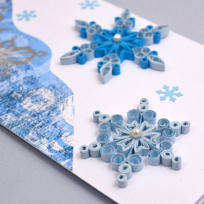 Новогодняя открытка со снежинками, выполненными в стиле квиллинг