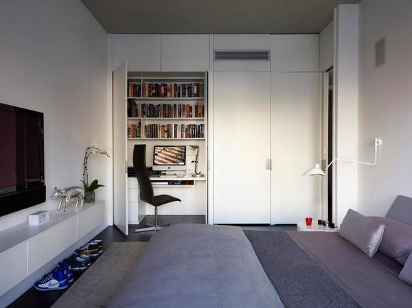 Красиво и практично разделить спальную и рабочую зоны можно перегородкой или мебелью