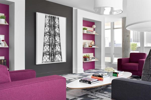 Сочетание серого цвета с фиолетовым стильно украсит дизайн гостиной и сделает его изысканным