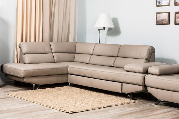Современный угловой диван прекрасно впишется как в гостиную, так и на кухню или даже спальню