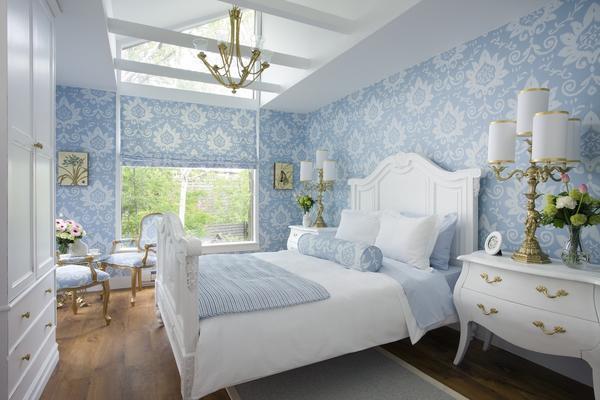 Сделать спальню более гармоничной позволит сочетание голубых обоев с комплектом постельного белья аналогичного цвета