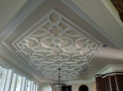 С помощью лепнины можно не только создать неповторимый интерьер в доме, но и скрыть недостатки потолка