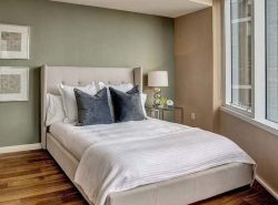 Большинство хозяев квартир выбирают в спальню кровать, второе место по спросу занимают диваны