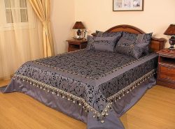 Правильно выбранное покрывало на кровать в спальню послужит для создания атмосферы уюта и отдыха