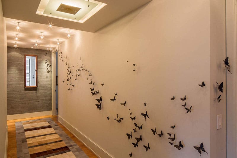Бабочки на стенах могут быть сделаны из фоамирана, картона, бумаги для скрапбукинга. Цвет крохотных красавиц может стать акцентом или же приятным тоновым дополнением