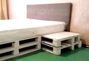 Каркас двуспальной кровати из поддонов может занимать практически всю площадь спальни, ведь от этой комнаты, кроме отдыха, больше ничего не требуется
