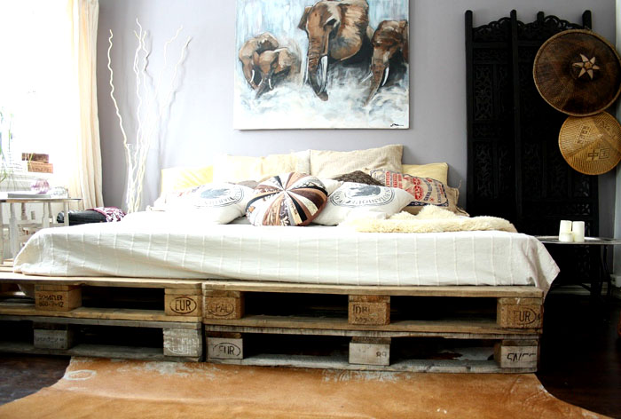 Эффектная конструкция кровати из поддонов смотрится оригинально даже при незаконченном ремонте