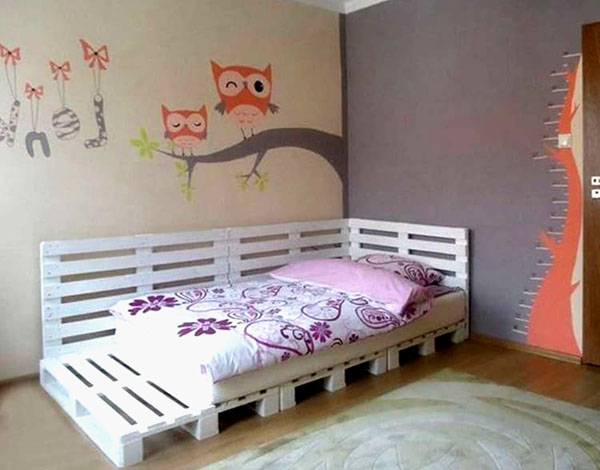 Модель детского спального места из узких и широких окрашенных паллетов