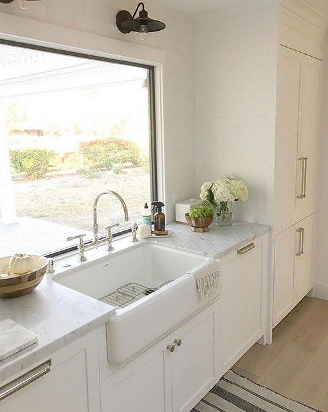 Раковина у окна на кухне в доме фото дизайн