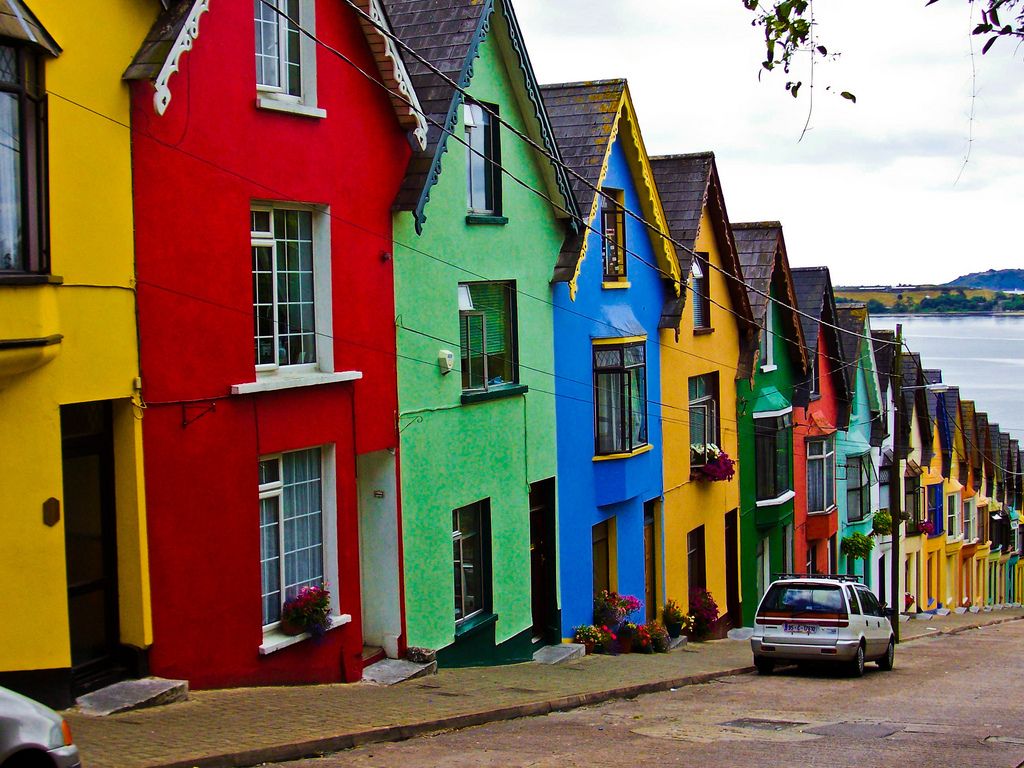 Colorful houses. Европейские домики. Разноцветный дом. Разноцветные домики. Яркий фасад дома.