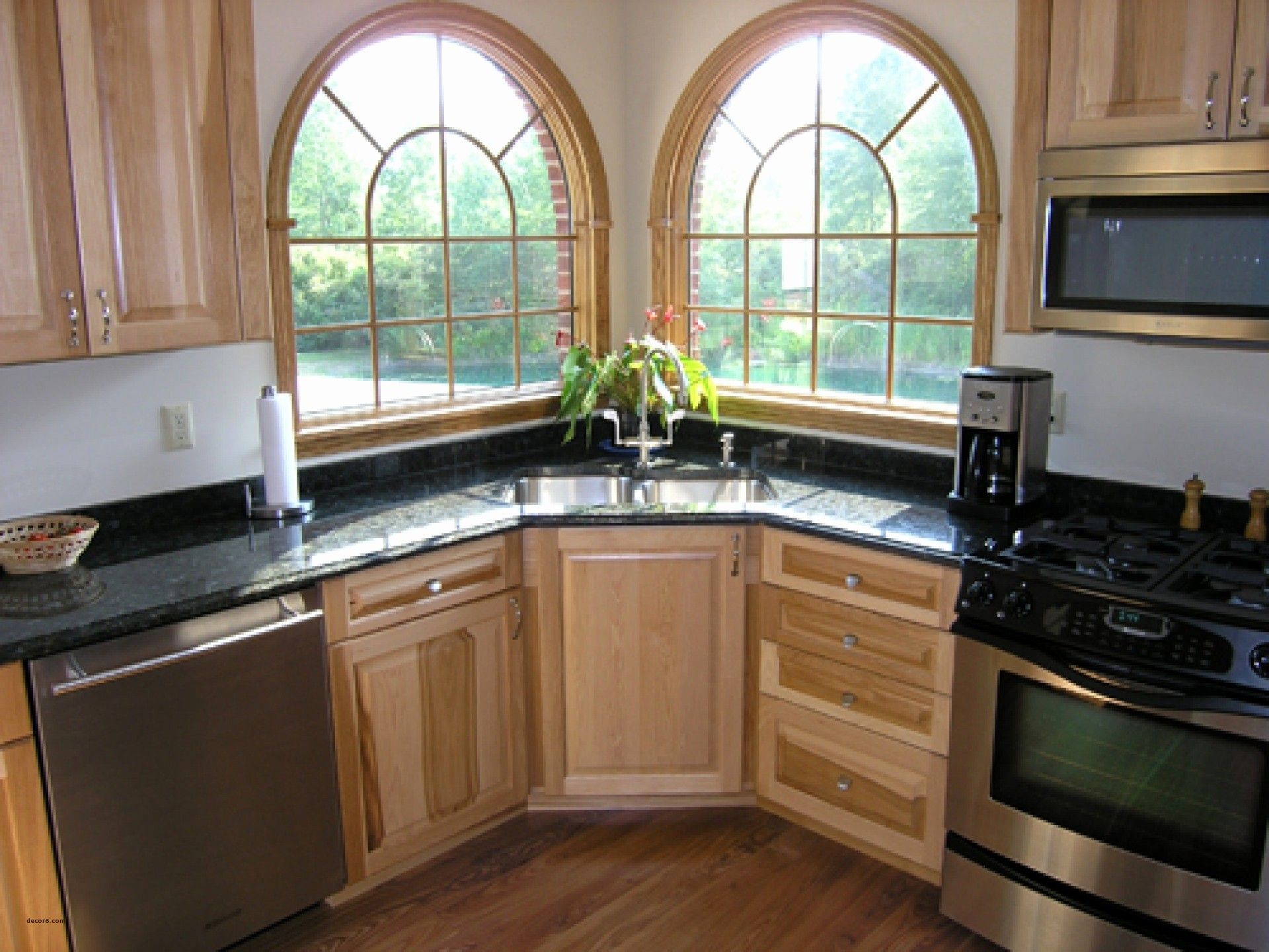 Дизайн кухни с окном над раковиной