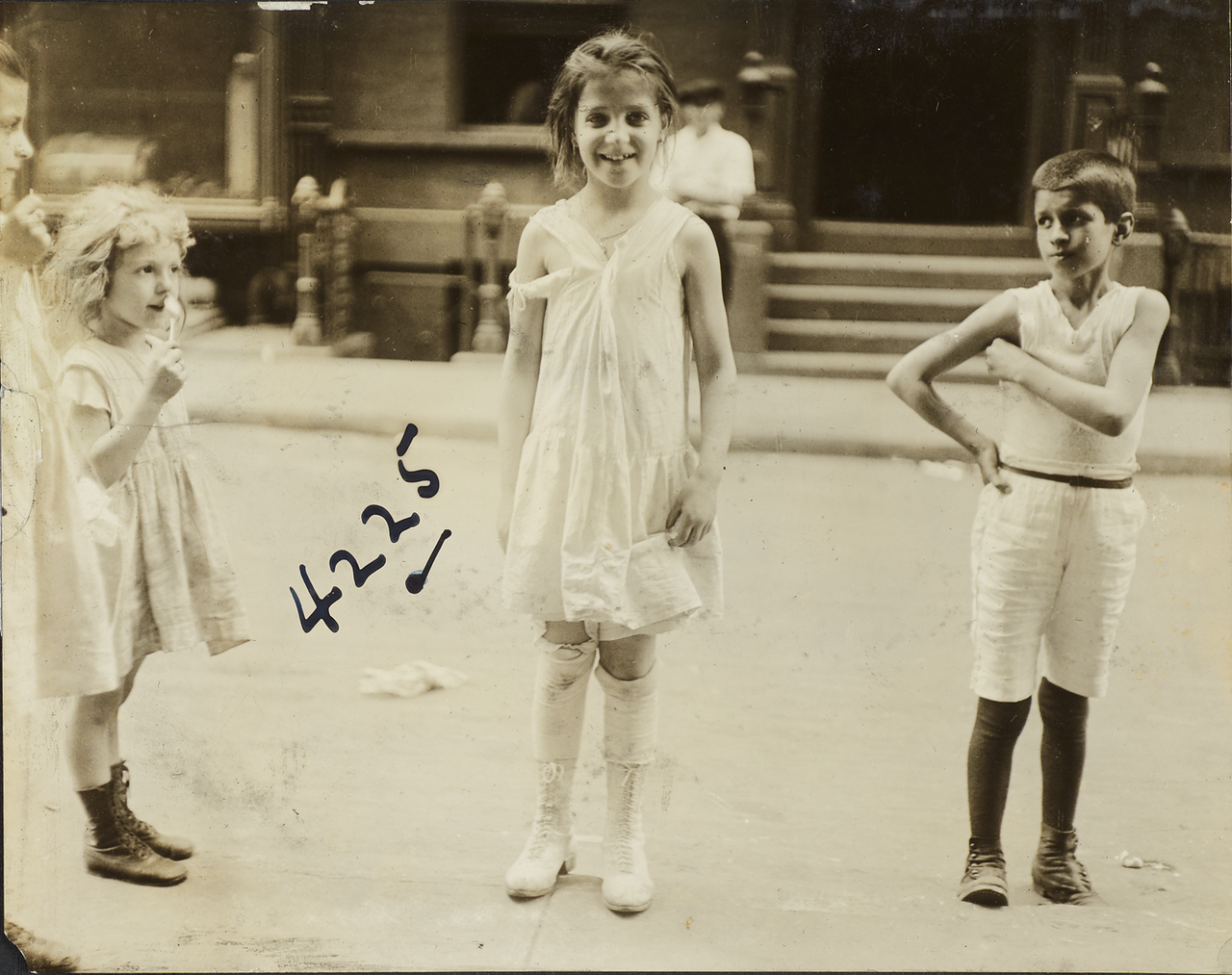 Девочка в рваном платье. 1910