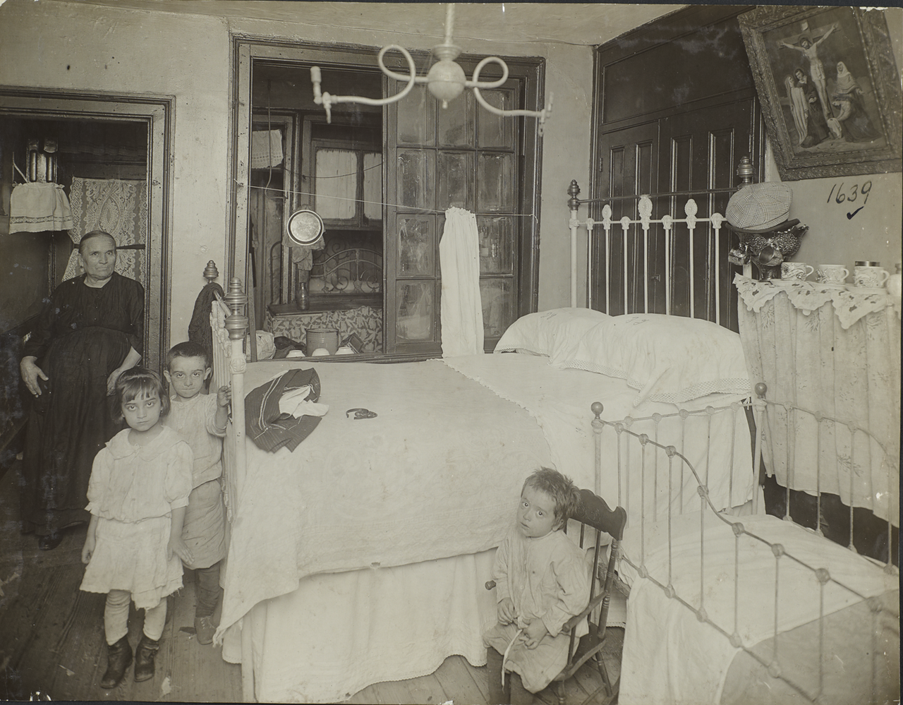 Старуха и тремя детьми в  доходном доме. 1910