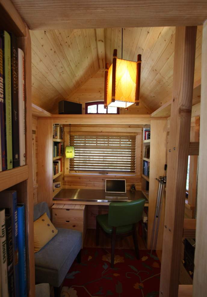 Крошечный дом с деревянной отделкой