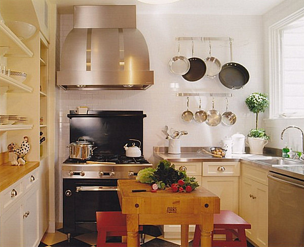 Кухонный инвентарь на стенах кухни