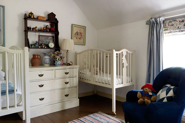 Белая мебель и стены в детской