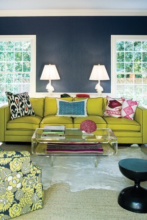 Оливковый цвет дивана в гостиной