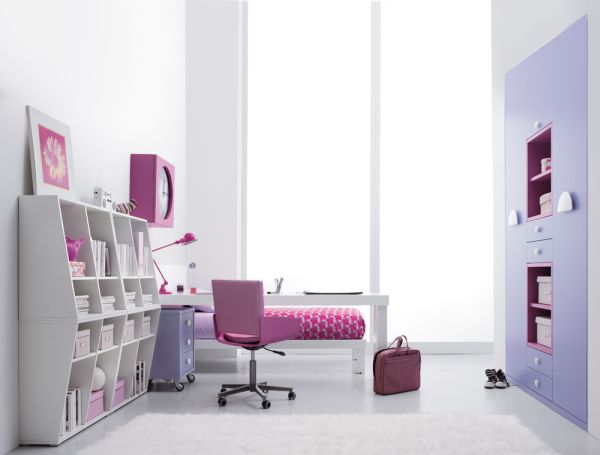 Белая детская комната с фиолетовыми элементами декора