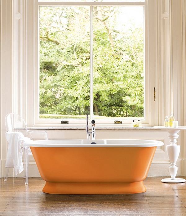 Оранжевая ванна у окна