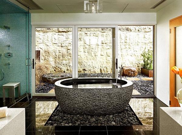 Каменная ванна у стеклянной стены