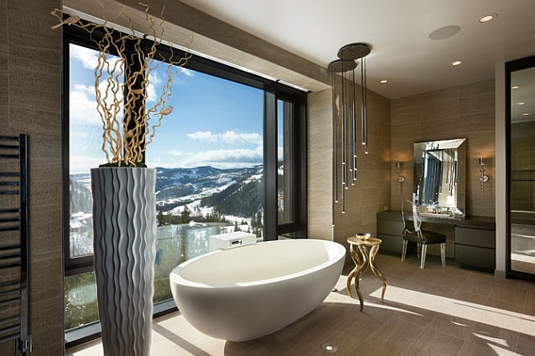 Овальная ванна у окна с роскошным видом