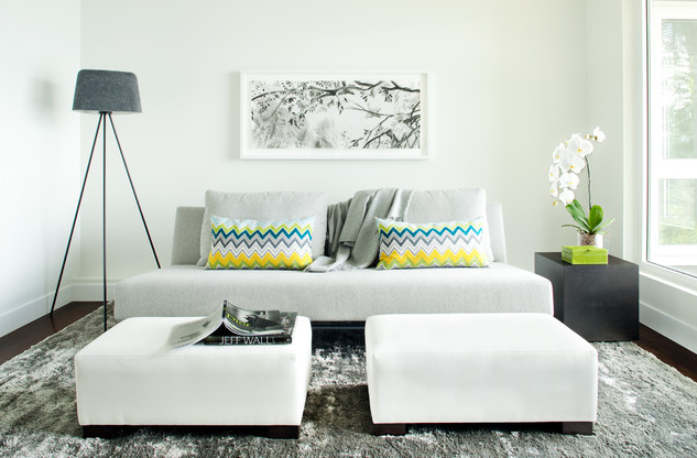 Небольшой серый диван в интерьере гостиной