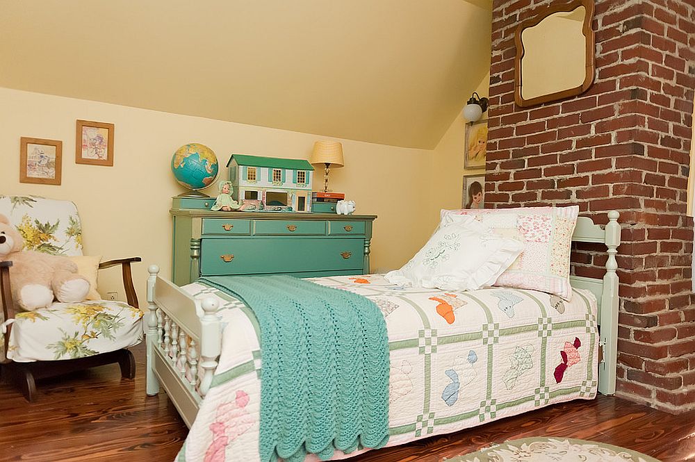 Спальная в стиле шебби-шик со вставкой из кирпича