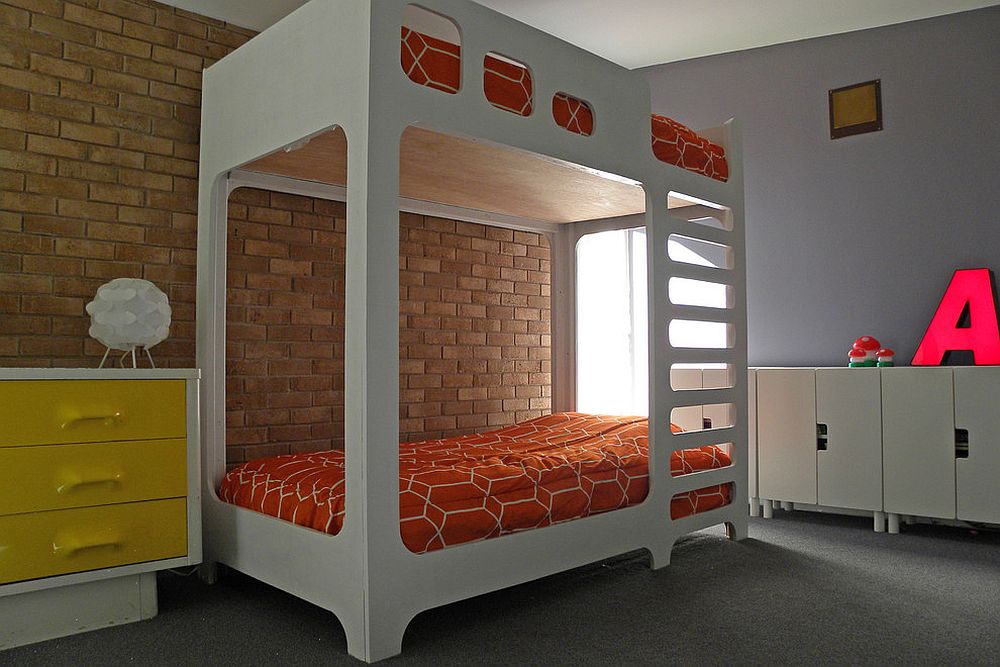 Двухэтажная кровать отлично экономит пространство