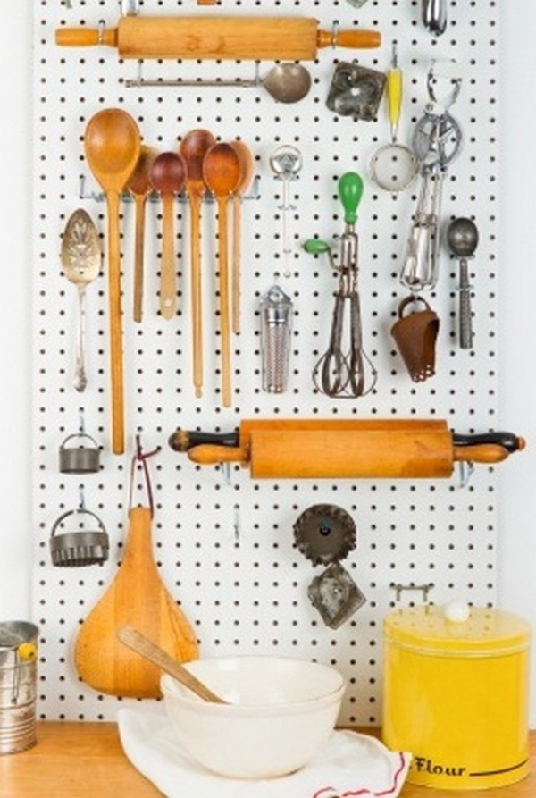 Пристроить кухонный инвентарь можно по тому же принципу, как это делается в гараже