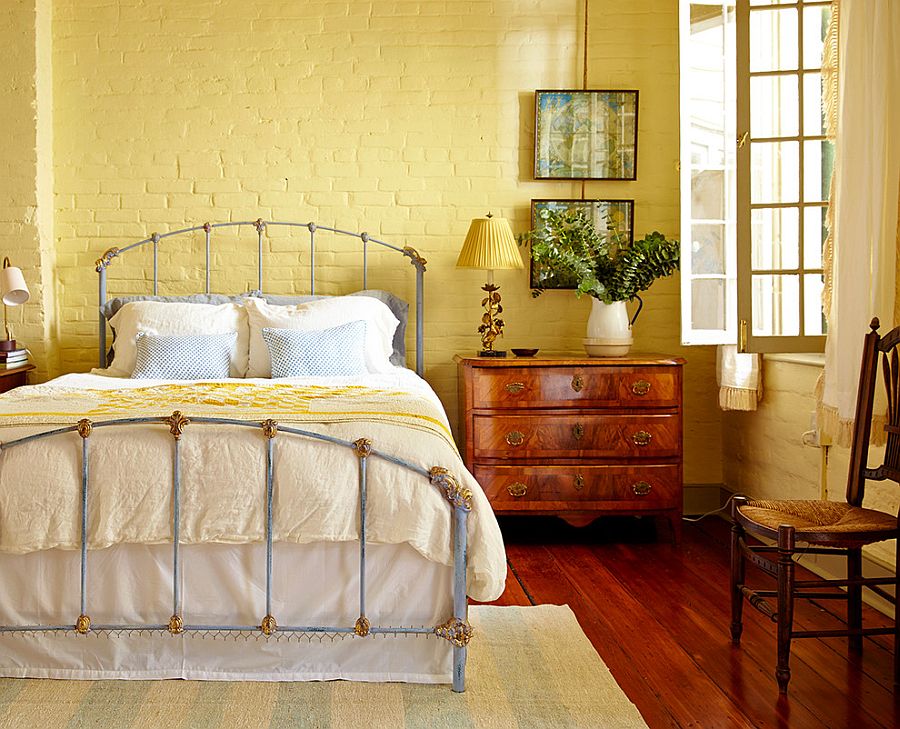 Кирпичные стены в спальне - жёлтый цвет интерьера
