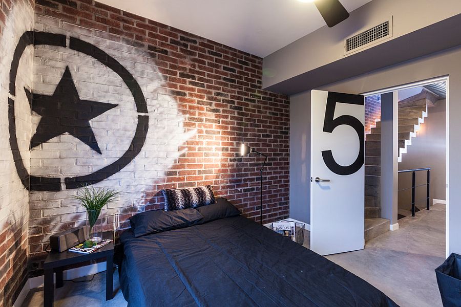 Кирпичные стены в спальне - огромная звезда на стене