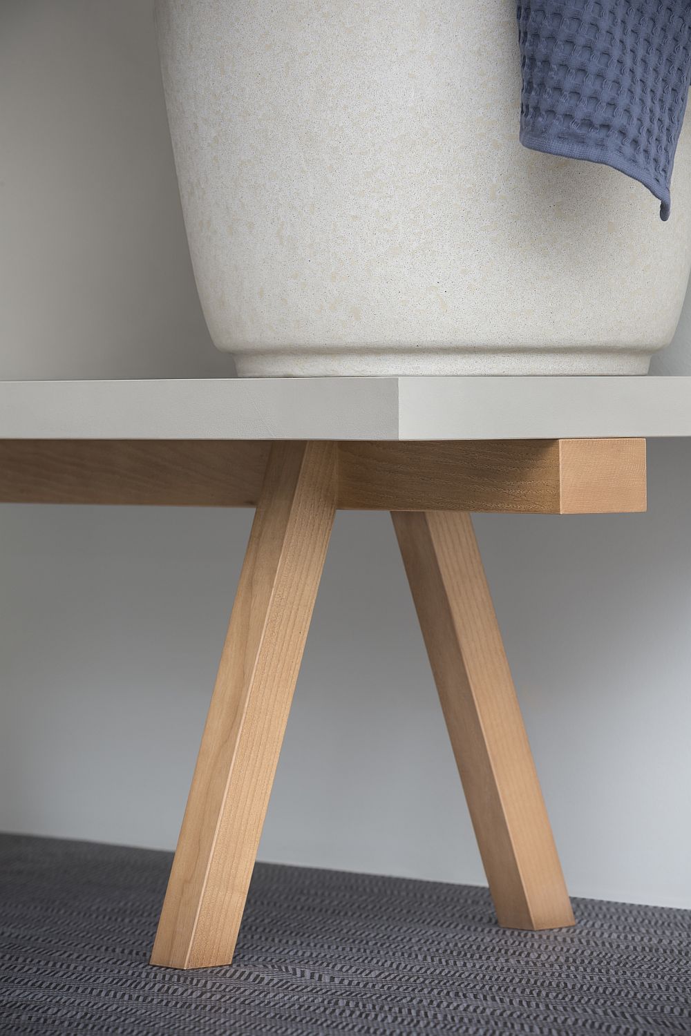 Стол с деревянными ножками в ванной в стиле СПА