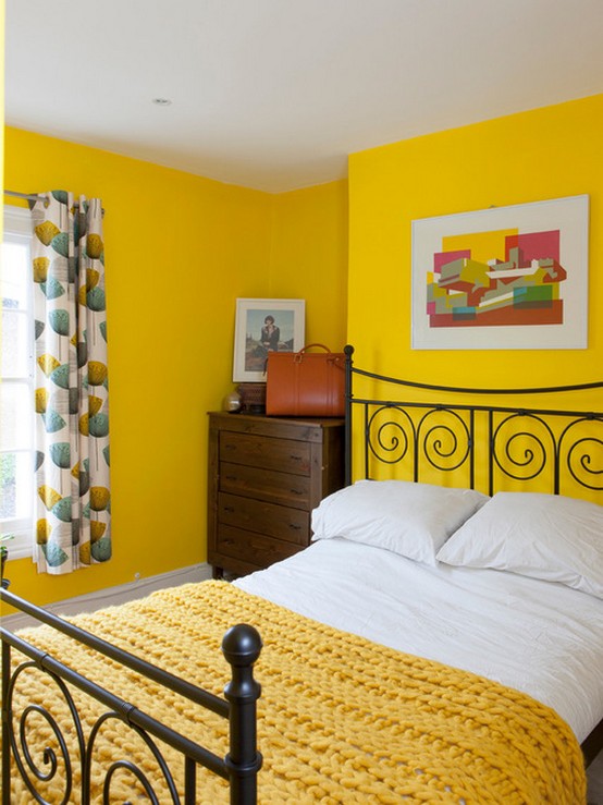 шторы с зеленым рисунком к ярко-желтым стенам