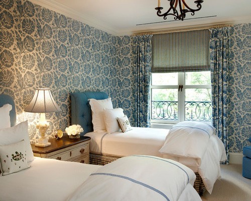 шторы к голубым стенам в спальне