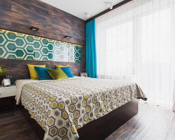 контрастное сочетание коричневых стен и бирюзовых штор с текстилем в спальне
