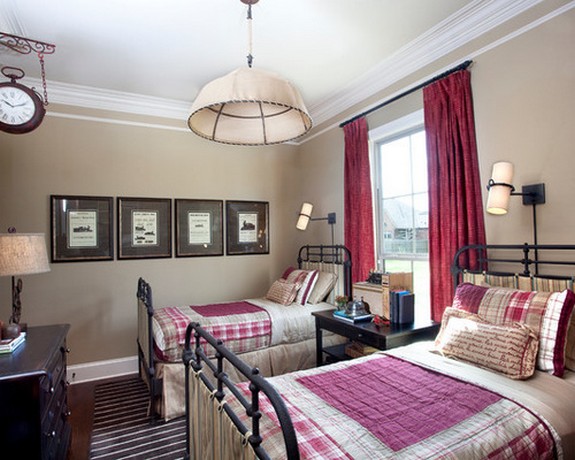 яркие розовые шторы к коричневым обоям в спальне