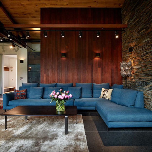 бирюзовый диван в коричнево гостиной