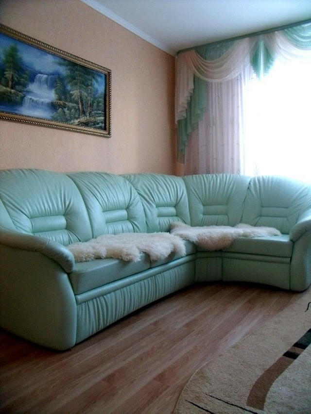 бирбзовый диван из экокожи