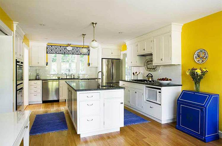 Такое сочетание на кухне, как синий и желтый - смелое решение, ведь оба цвета являются контрастами, имеющими противоположную энергетику