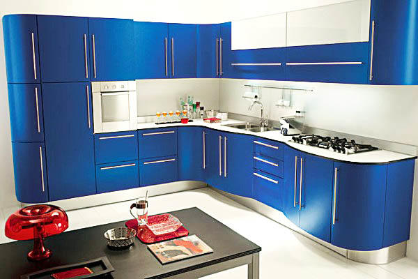 В качестве синего акцента помимо монотонного цвета, на кухне можно использовать фотообои (не забудьте, что они должны быть влагостойкими)
