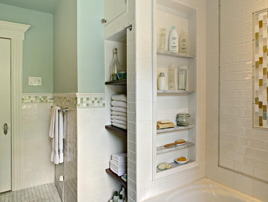 В углубленной нише в ванной комнате можно расположить полотенца 