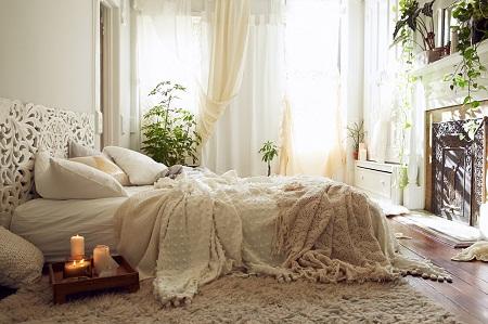 Правильно подобранные оттенки позволяют создать уютную спальню, где приятно проводить время
