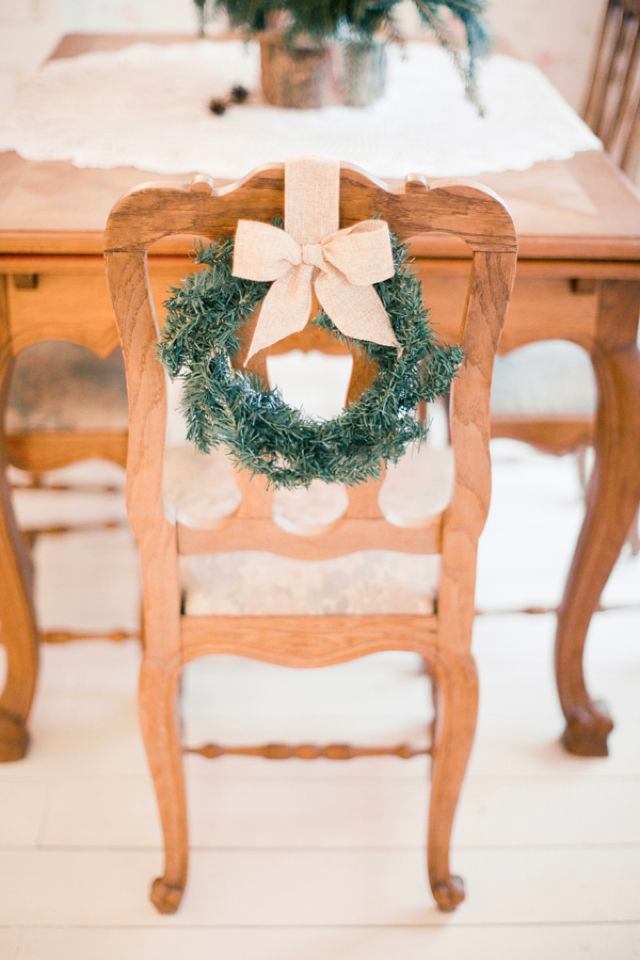 Венки на деревянных стульях