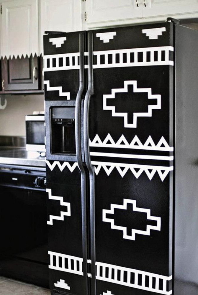 Холодильник с чёрно-белым орнаментом на дверце