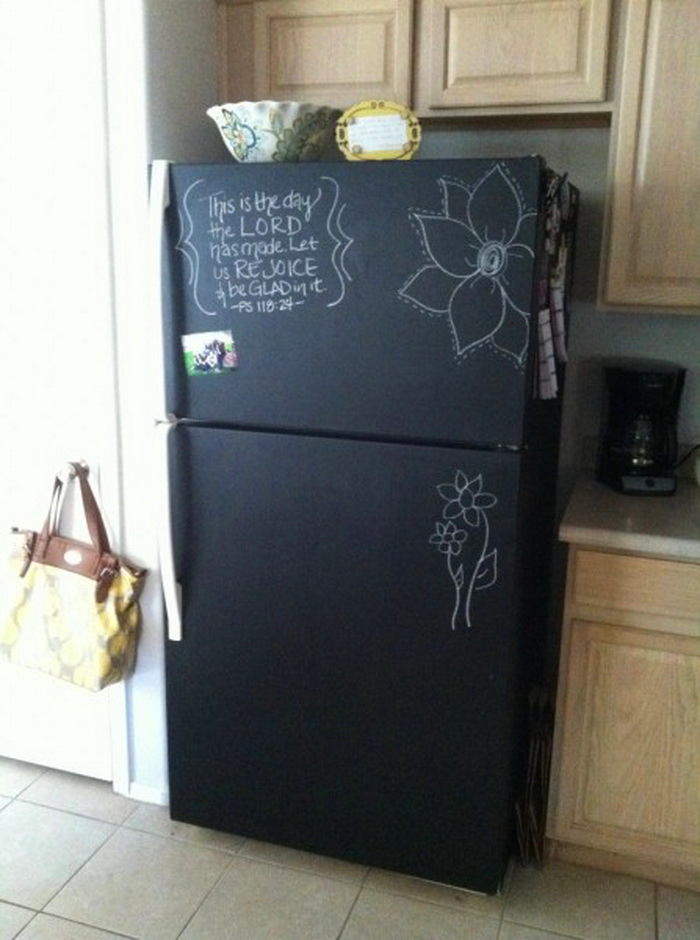 Холодильник, разукрашенный мелками в интерьере кухни