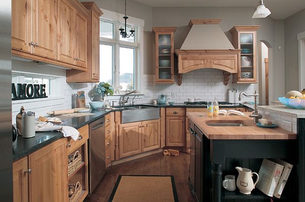 Сочетание современного и классического стилей в деревянном антураже кухни