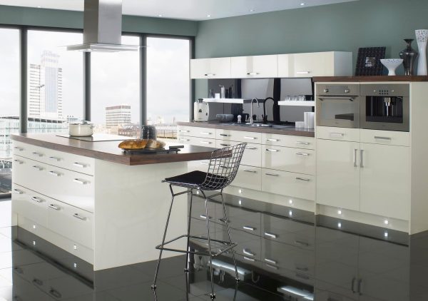 Белая мебель, глянцевые полы и металлическая отделка на кухне