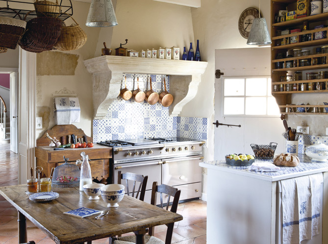 Классическое оформление белой кухни в деревенском стиле