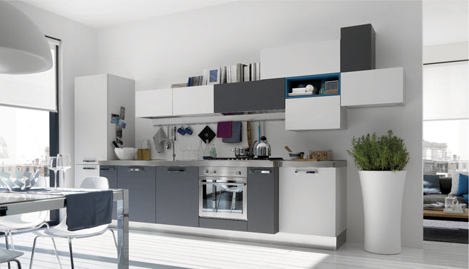 Шикарный интерьер белой кухни с тёмно-серыми шкафчиками